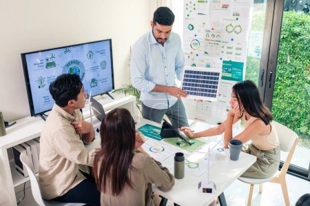 Foto de Presentación del equipo de diversidad nuevo diseño panel de células solares innovación en energía renovable en la oficina - Imagen libre de derechos