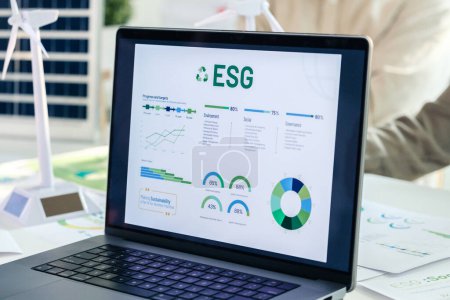 Foto de Señal de reciclaje ESG (medio ambiente, social, gobernanza) en la pantalla del ordenador portátil con tablero gráfico libre de carbono en la oficina - Imagen libre de derechos