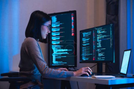 Téléchargez les photos : Asiatique femme développeur devops codage logiciel données travailler la nuit dans bureau - en image libre de droit