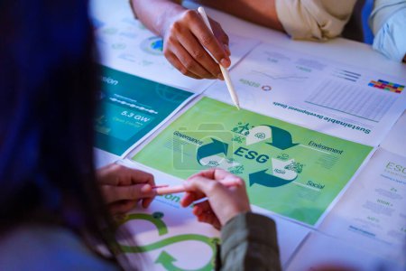 Diversity Team Brainstorming mit Fokus auf ESG (Umwelt, Soziales, Governance) für sdgs Ziele in einem nachhaltigen grünen Büro