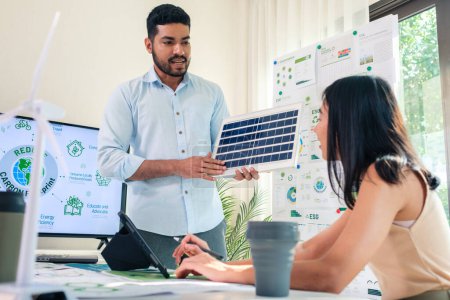 Téléchargez les photos : Présentation de l'équipe Diversité nouvelle conception panneau solaire énergie renouvelable innovation au bureau - en image libre de droit