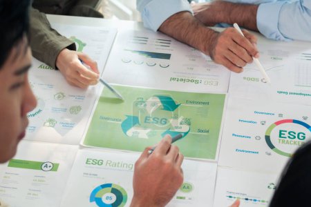 Téléchargez les photos : Close up brainstorming de l'équipe diversité centré sur l'ESG (environnement, social, gouvernance) pour les objectifs de sdgs dans un bureau vert durable - en image libre de droit