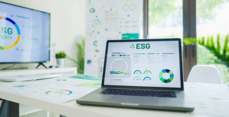 Téléchargez les photos : ESG (environnement, social, gouvernance) recycler signe sur écran d'ordinateur portable avec tableau sans carbone dans le bureau - en image libre de droit