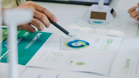 Téléchargez les photos : Close up brainstorming de l'équipe diversité centré sur l'ESG (environnement, social, gouvernance) pour les objectifs de sdgs dans un bureau vert durable - en image libre de droit