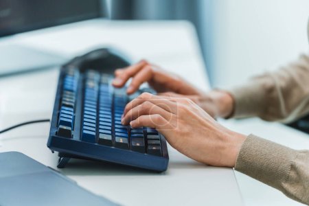 Téléchargez les photos : Close up développeur codage à la main avec clavier sur le bureau moderne - en image libre de droit