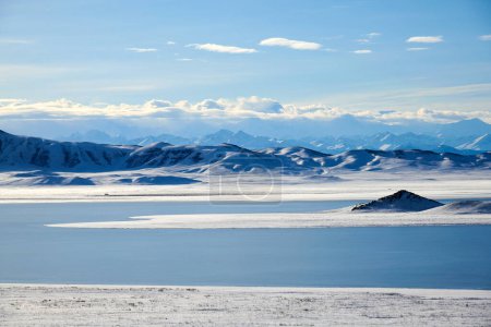 Lac et montagnes à proximité de Khan TengriLac Tuzkol au Kazakhstan et une vue sur Khan Tengri p