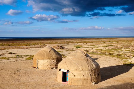 Téléchargez les photos : Des yourtes sur fond de steppe. Une yourte est une maison portative, parfaitement adaptée à un style de vie nomade. - en image libre de droit