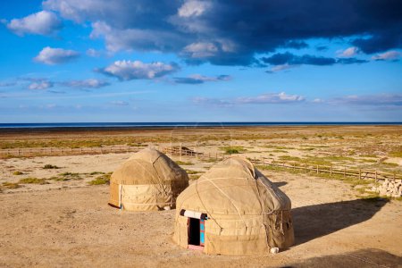Téléchargez les photos : Des yourtes sur fond de steppe. Une yourte est une maison portative, parfaitement adaptée à un style de vie nomade. - en image libre de droit
