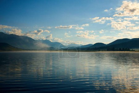 Téléchargez les photos : Aube au-dessus du lac Yazevoe dans l'est du Kazakhstan Le lac Yazevoe est situé à une altitude de 1685 mètres au-dessus du niveau de la mer. Il fait partie du Parc Naturel National de l'État "Katon-Karagay". Aube sur un lac pittoresque. - en image libre de droit