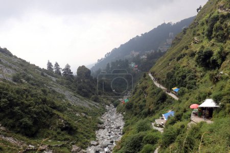 Téléchargez les photos : Bhagsu waterfall dharamshala mountain landscape and blue sky - en image libre de droit
