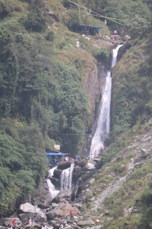 Téléchargez les photos : Himachal Pradesh, Inde-15.02.2023 : Bhagsu Nag, Dharamshala, Himachal Pradesh - en image libre de droit