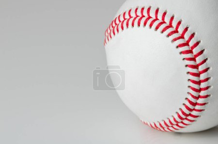 Téléchargez les photos : Gros plan d'une balle de baseball blanche avec des points rouges sur un fond blanc - en image libre de droit