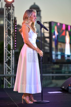 Foto de Sydney, Australia - 4 de diciembre de 2020: Samantha Jade actúa en el escenario durante el Royal Randwick Christmas Festival en el hipódromo Royal Randwick. - Imagen libre de derechos