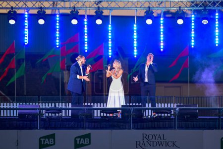 Foto de Sydney, Australia - 4 de diciembre de 2020: Samantha Jade actúa en el escenario durante el Royal Randwick Christmas Festival en el hipódromo Royal Randwick. - Imagen libre de derechos