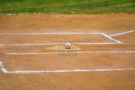 Foto de Juego de béisbol, pelota de béisbol sentada en el plato principal, base, durante el juego de béisbol. - Imagen libre de derechos