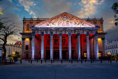 Foto de Teatro Degollado. Arquitectura y monumentos de la ciudad de Guadalajara, Jalisco, México. Tomas nocturnas. - Imagen libre de derechos
