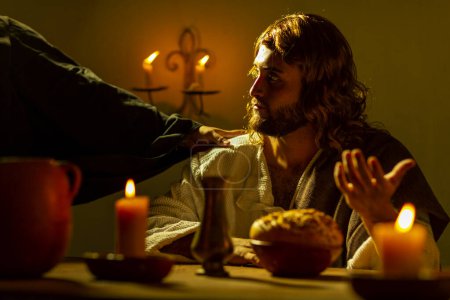 Téléchargez les photos : Représentation de scènes de Jésus-Christ lors du dernier souper avec ses apôtres avec des lumières chaudes en arrière-plan. - en image libre de droit
