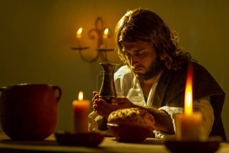 Foto de Representación de escenas de Jesucristo durante la última cena con sus apóstoles con luces cálidas en el fondo. - Imagen libre de derechos