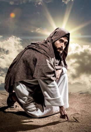Téléchargez les photos : Jésus Christ priant Dieu w dans la nuit noire sombre - en image libre de droit