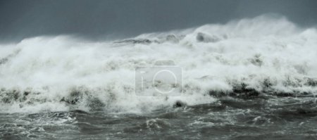 Krachende große Meereswellen. Gloria-Sturm an der Küste von Barcelona. Die Macht des Meeres.