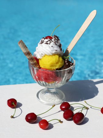 Foto de Helado de helado con tres tipos de helado - Imagen libre de derechos