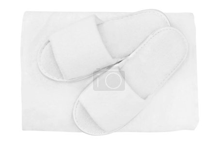 Téléchargez les photos : Spa, hôtel, wellness - pantoufles maison avec serviette isolée sur fond blanc - en image libre de droit