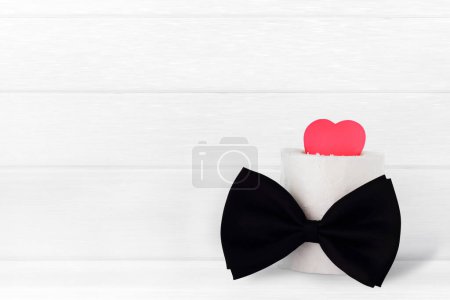 Foto de Tarjeta de día de los padres - corazón de amor con corbata sobre fondo de madera clara con espacio para el texto - Imagen libre de derechos