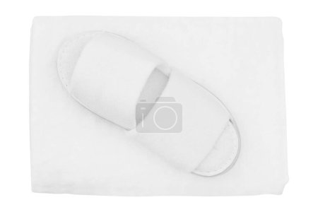 Téléchargez les photos : Vue rapprochée des pantoufles blanches. Balnéo, spa, hôtel, concept maison - en image libre de droit