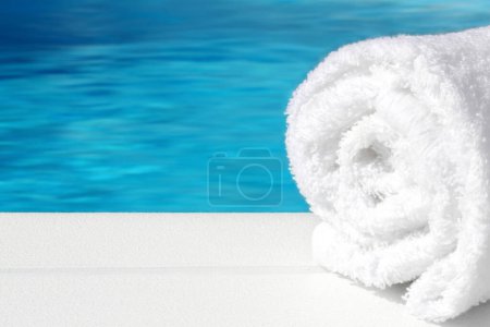 Téléchargez les photos : Spa, relax, balnéo - serviette sur table en bois blanc avec de l'eau de mer sur fond - en image libre de droit