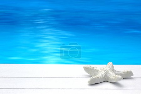 Foto de Estrella de mar en embarcadero blanco / muelle con fondo de mar / agua - hora de verano / spa, balneo, relajarse, bienestar - Imagen libre de derechos