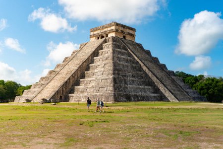 Téléchargez les photos : Pyramide de Kukulcan dans la ville mexicaine de Chichen Itza. Concept de voyage.Pyramides mayas en Yucatan, le Mexique - en image libre de droit