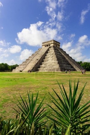 Téléchargez les photos : Pyramide de Kukulcan dans la ville mexicaine de Chichen Itza. Concept de voyage.Pyramides mayas en Yucatan, le Mexique - en image libre de droit
