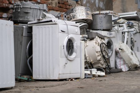 Téléchargez les photos : Concept de recyclage des appareils. Vieux lave-linge usagé dans la rue. Déchets électroniques à la décharge, dépôt de ferraille local - en image libre de droit
