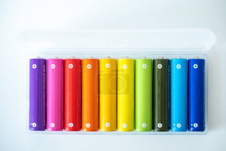Foto de Nueva batería AAA colorida en caja de plástico, acumulador recargable, primer plano de las baterías alcalinas sobre fondo blanco, vista superior. Concepto de reciclaje ecológico. - Imagen libre de derechos