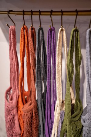 Téléchargez les photos : Sacs à cordes en vêtements recyclés de différentes couleurs. Sacs à main écologiques à partir de matériaux naturels. Zéro déchet, protection de l'environnement, mode de vie écologique. - en image libre de droit