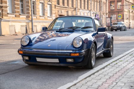 Téléchargez les photos : Saint-Pétersbourg Russie - 10 juillet 2020. Vieux rétro classique bleu Porsche 911 Carrera parking dans la rue. Voiture de sport historique. - en image libre de droit