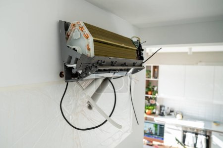 Installation Klimaanlage an der weißen Wand in der Wohnung, Büro Nahaufnahme. Technologie Inverter Klimaanlage in der Wohnung. Lüftungsaustausch im Haus. Temperatur kontrollieren