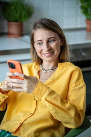 Überrascht erfreut Frau lesen gute unerwartete Nachrichten in Nachricht, mit dem Smartphone. Zufriedene Frauen mittleren Alters schauen auf Handy-Bildschirm, chatten online in sozialen Medien und tippen Nachricht.
