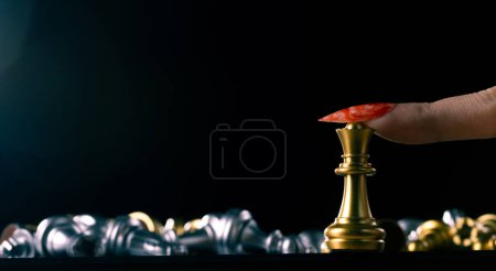 Téléchargez les photos : Femme d'affaires jouer à la reine des échecs avec un ongle de doigt de près. Leader utiliser jeu de stratégie pour défier concurrent avec leadership pour déplacer Reine à la victoire avec l'équipe de gestion idée lutte dernière position - en image libre de droit
