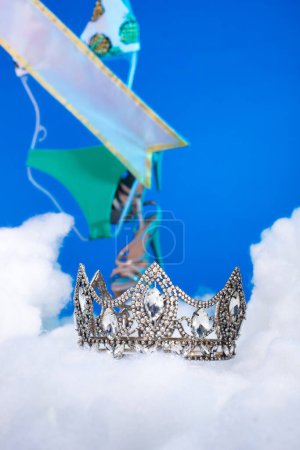 Foto de Puff Cloud Diamond Crown se puso en el paisaje nublado Cielo azul profundo atmósfera cielo alto para Miss concurso concurso concurso de belleza, bikini marco zapatos de tacón alto cuelgan en salida viaje camping fondo - Imagen libre de derechos