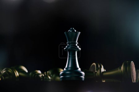 Téléchargez les photos : Queen Chess est le vainqueur de tous les combats d'échiquiers. Concept Les gens normaux réguliers peuvent gagner et réussir en affaires avec la stratégie et le plan tandis que d'autres personnages tombent, copient l'espace - en image libre de droit