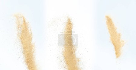 Explosion volante de sable, onde de sable doré exploser. Nuage de sable abstrait voler. Jaune éclaboussures de sable de couleur jetant dans l'air. Fond blanc Obturateur haute vitesse isolé, lançant le mouvement d'arrêt de gel