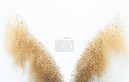 Téléchargez les photos : Explosion volante de sable, onde de sable doré exploser. Nuage de sable abstrait voler. Jaune éclaboussures de sable de couleur jetant dans l'air. Fond blanc Obturateur haute vitesse isolé, lançant le mouvement d'arrêt de gel - en image libre de droit