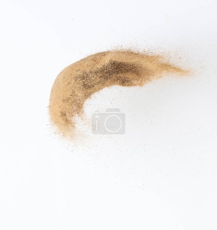 Téléchargez les photos : Explosion volante de sable, onde de sable doré exploser. Nuage de sable abstrait voler. Jaune éclaboussures de sable de couleur jetant dans l'air. Fond blanc Obturateur haute vitesse isolé, lançant le mouvement d'arrêt de gel - en image libre de droit