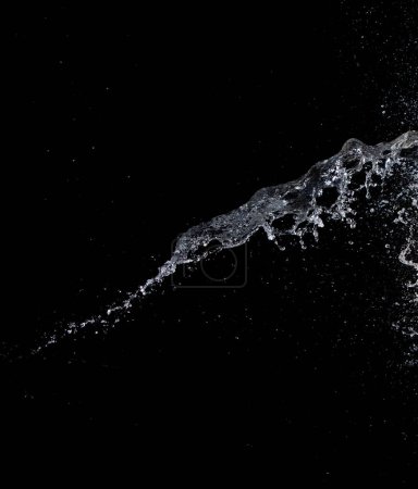 Foto de Forma de gotita de agua salpica en el ataque de gota de agua revoloteando en el aire y detener el disparo de congelación de movimiento. Splash Agua para elementos de recursos gráficos de textura, fondo negro aislado - Imagen libre de derechos