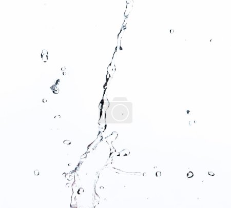 Foto de Forma de gotita de agua salpica en la línea de agua de la gota tubo de ataque revoloteando en el aire y detener el movimiento de disparo de congelación. Splash Agua para elementos de recursos gráficos de textura, fondo blanco aislado - Imagen libre de derechos