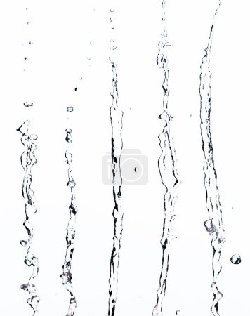 Foto de Forma de gotita de agua salpica en la línea de agua de la gota tubo de ataque revoloteando en el aire y detener el movimiento de disparo de congelación. Splash Agua para elementos de recursos gráficos de textura, fondo blanco aislado - Imagen libre de derechos
