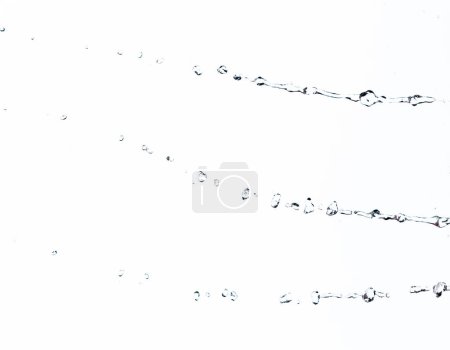 Téléchargez les photos : Forme forme gouttelette d'eau éclaboussures dans goutte d'eau tube attaque flottant dans l'air et arrêter le mouvement gel coup de feu. Eau éclaboussante pour la texture éléments de ressources graphiques, fond blanc isolé - en image libre de droit