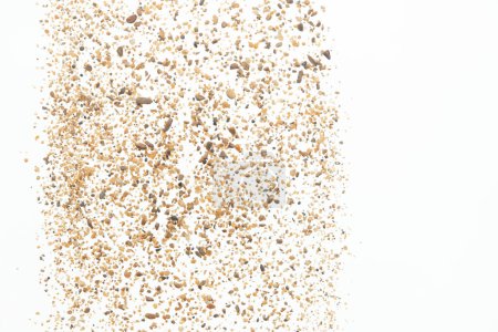 Téléchargez les photos : Explosion volante de sable de grande taille, onde de grain d'or exploser. Vol nuageux abstrait. Jaune éclaboussures de sable de couleur jetant dans l'air. Fond blanc Obturateur haute vitesse isolé, lançant le mouvement d'arrêt de gel - en image libre de droit