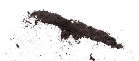 Téléchargez les photos : Fertiliser le sol noir prêt à être planté, de bons sols organiques avec des racines pour l'agriculture de jardin, de fins détails de sol jettent mouche dans l'air avec de la poussière sale. Plan de gel à grande vitesse sur fond blanc Isolé. - en image libre de droit